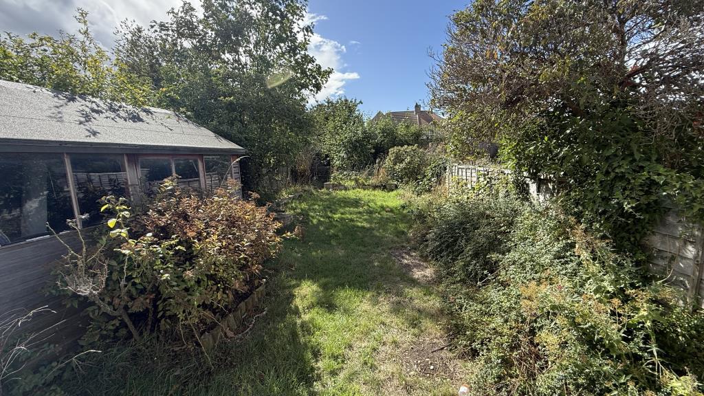 Lot: 32 - VACANT HOUSE FOR IMPROVEMENT - External image of rear garden looking back from house